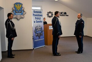 Uroczystość z okazji powołania I Zastępcy Komendanta Powiatowego Policji w Sanoku. Policjanci witają nowego przełożonego, składają gratulacje oraz życzenia owocnej pracy.