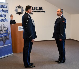 Uroczystość z okazji powołania I Zastępcy Komendanta Powiatowego Policji w Sanoku. Policjanci witają nowego przełożonego, składają gratulacje oraz życzenia owocnej pracy.