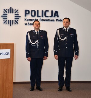 Uroczystość z okazji powołania I Zastępcy Komendanta Powiatowego Policji w Sanoku. Policjanci witają nowego przełożonego, składają gratulacje oraz życzenia owocnej pracy.