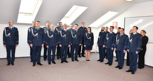 Uroczystość z okazji powołania I Zastępcy Komendanta Powiatowego Policji w Sanoku. Policjanci witają nowego przełożonego, składają gratulacje oraz życzenia owocnej pracy.
