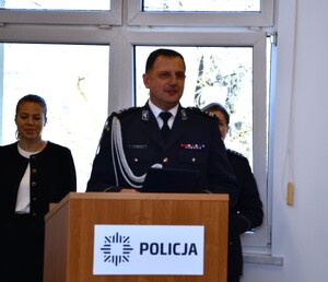 Uroczystość z okazji powołania I Zastępcy Komendanta Powiatowego Policji w Sanoku. Policjanci witają nowego przełożonego, składają gratulacje oraz życzenia owocnej pracy.