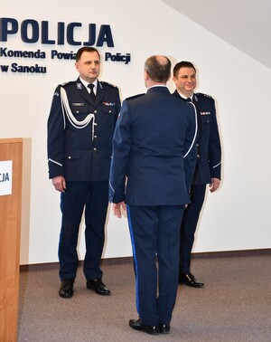Uroczystość z okazji powołania I Zastępcy Komendanta Powiatowego Policji w Sanoku. Policjanci witają nowego przełożonego, składają gratulacje oraz życzenia owocnej pracy.