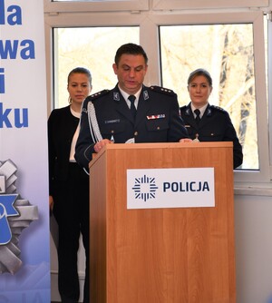 Uroczystość z okazji powołania I Zastępcy Komendanta Powiatowego Policji w Sanoku. Policjanci witają nowego przełożonego, składają gratulacje oraz życzenia owocnej pracy.