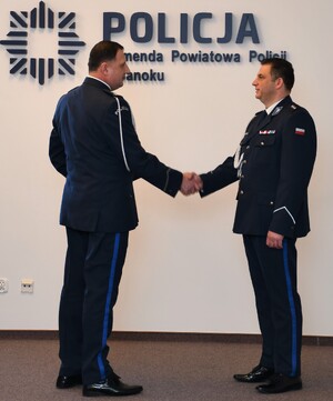Uroczystość z okazji powołania I Zastępcy Komendanta Powiatowego Policji w Sanoku. Policjanci witają nowego przełożonego, składają gratulacje oraz życzenia owocnej pracy.