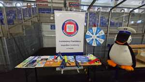 Policjanci prowadzący działania pn. "Kręci mnie bezpieczeństwo w zimie". Rozmowy profilaktyczne  z uczestnikami, przeprowadzanie konkursów z wiedzy o bezpieczeństwie.