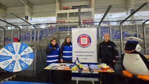 Policjanci prowadzący działania pn. "Kręci mnie bezpieczeństwo w zimie". Rozmowy profilaktyczne  z uczestnikami, przeprowadzanie konkursów z wiedzy o bezpieczeństwie.