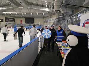Policjanci prowadzący działania pn. "Kręci mnie bezpieczeństwo w zimie". Rozmowy profilaktyczne  z uczestnikami, przeprowadzanie konkursów z wiedzy o bezpieczeństwie.