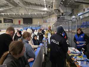 Policjanci prowadzący działania pn. "Kręci mnie bezpieczeństwo w zimie". Rozmowy profilaktyczne  z uczestnikami, przeprowadzanie konkursów z wiedzy o bezpieczeństwie.
