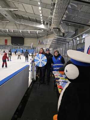 Policjanci prowadzący działania pn. &amp;quot;Kręci mnie bezpieczeństwo w zimie&amp;quot;. Rozmowy profilaktyczne  z uczestnikami, przeprowadzanie konkursów z wiedzy o bezpieczeństwie.