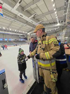Policjanci prowadzący działania pn. &amp;quot;Kręci mnie bezpieczeństwo w zimie&amp;quot;. Rozmowy profilaktyczne  z uczestnikami, przeprowadzanie konkursów z wiedzy o bezpieczeństwie.