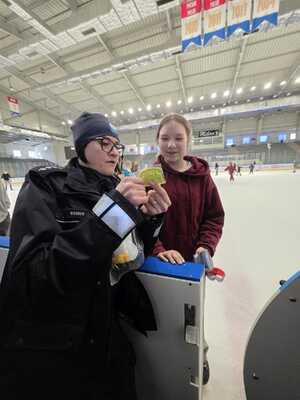 Policjanci prowadzący działania pn. "Kręci mnie bezpieczeństwo w zimie". Rozmowy profilaktyczne  z uczestnikami, przeprowadzanie konkursów z wiedzy o bezpieczeństwie.