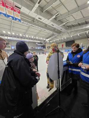 Policjanci prowadzący działania pn. "Kręci mnie bezpieczeństwo w zimie". Rozmowy profilaktyczne  z uczestnikami, przeprowadzanie konkursów z wiedzy o bezpieczeństwie.