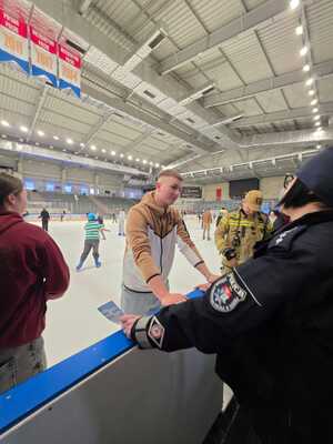 Policjanci prowadzący działania pn. "Kręci mnie bezpieczeństwo w zimie". Rozmowy profilaktyczne  z uczestnikami, przeprowadzanie konkursów z wiedzy o bezpieczeństwie.