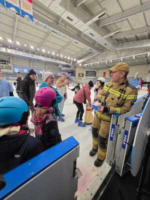 Policjanci prowadzący działania pn. "Kręci mnie bezpieczeństwo w zimie". Rozmowy profilaktyczne  z uczestnikami, przeprowadzanie konkursów z wiedzy o bezpieczeństwie.