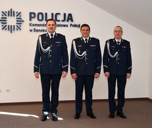 Na zdjęciu kadra kierownicza Komendy Powiatowej Policji w Sanoku:  mł. insp. Artur Kowalik, kom. Robert Konieczny oraz podinsp. Krzysztof Belczyk,.