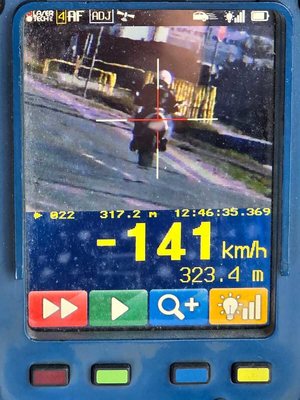 Wyświetlacz urządzenia do mierzenia prędkości. Widać na nim prędkość sprawcy wykroczenia czyli 141 km/h oraz pojazd, którym kierował.