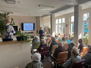 Na zdjęciu dwaj umundurowani policjanci, którzy prowadzą spotkanie z seniorami.