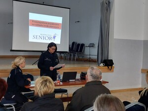 Policjantki przeprowadzające debatę w Bukowsku