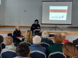 Policjantki przeprowadzające debatę w Bukowsku