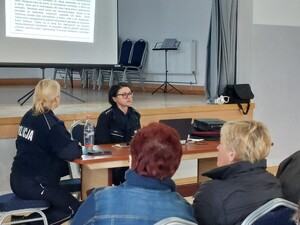 Policjantki przeprowadzające debatę w Bukowsku