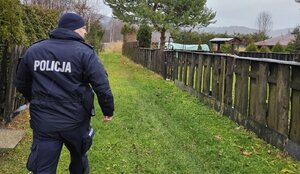 Policjant patrolujący teren ogródków działkowych