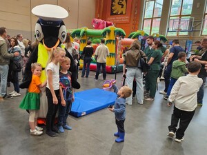 Festiwal Nauki i Zabawy z udziałem sanockich policjantów oraz maskotki Pingwina Stefana