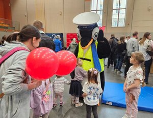 Festiwal Nauki i Zabawy z udziałem sanockich policjantów oraz maskotki Pingwina Stefana