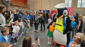 Festiwal Nauki i Zabawy z udziałem sanockich policjantów oraz maskotki Pingwina Stefana