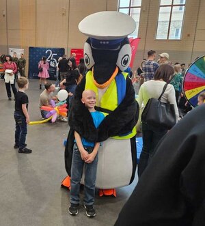 Festiwal Nauki i Zabawy z udziałem sanockich policjantów oraz maskotki Pingwina Stefana