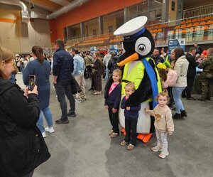 Festiwal Nauki i Zabawy z udziałem sanockich policjantów oraz maskotki Pingwina Stefana
