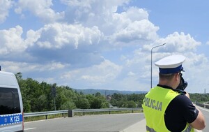 Policjant mierzący prędkość kierującym.