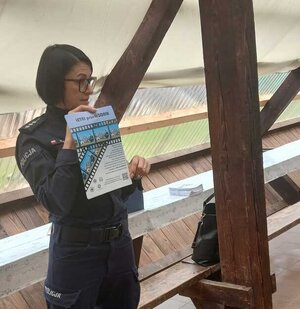 Policjantka prowadząca spotkanie z wypoczywającymi dziećmi.