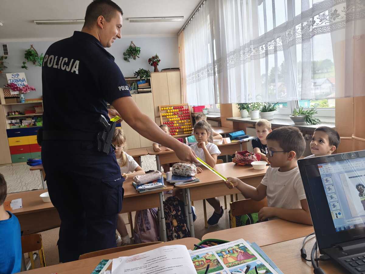 Policjanci z Zagórza uczą pierwszoklasistów bezpieczeństwa